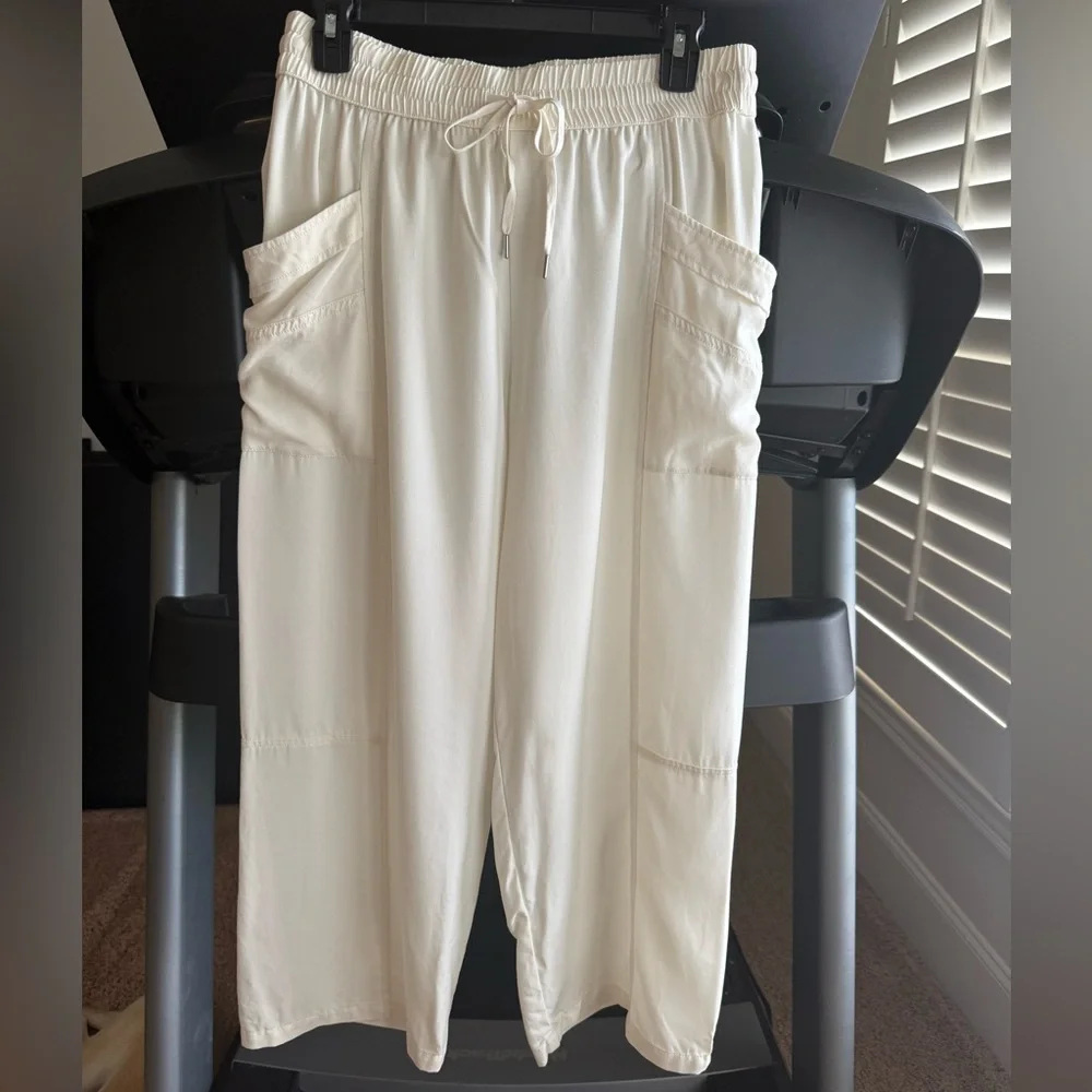 CALIA by Carrie Underwood Cream Cropped Pants